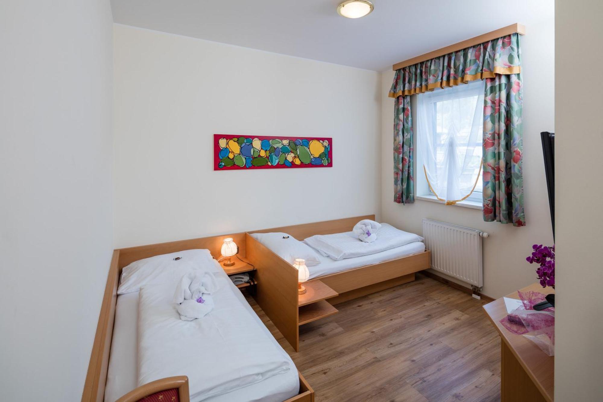 Gasthaus Pension Zum Lustigen Steirer Брук-ан-дер-Мур Номер фото